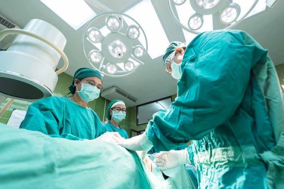 Chirurgen bei einer Knie-OP