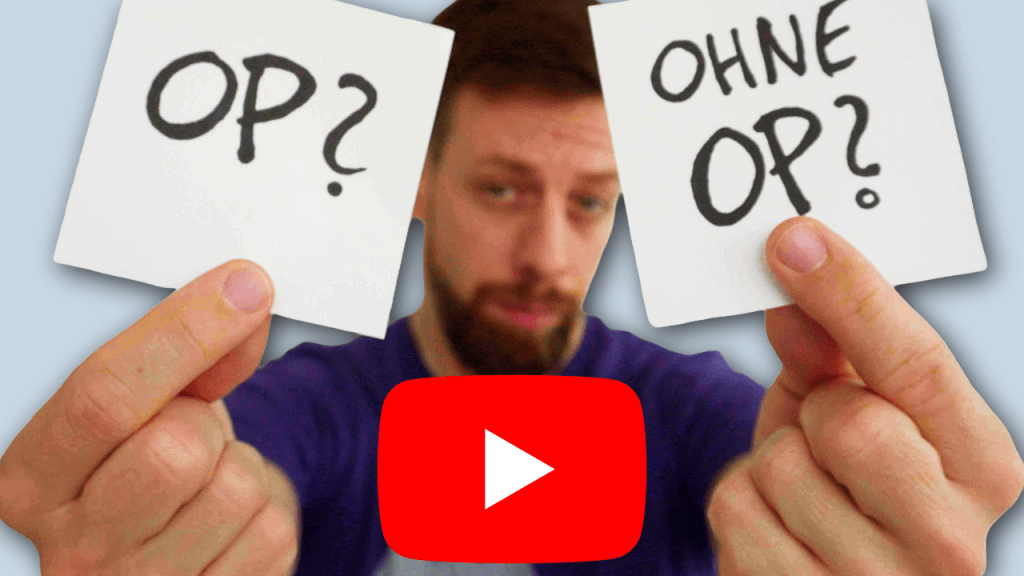Physiotherapeut Matthias zeigt zwei Zettel mit Kreuzband OP oder Ohne OP YouTube Thumbnail