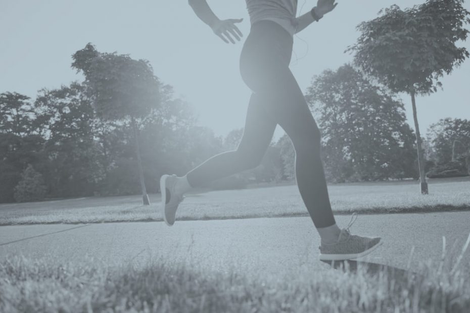Läuferin wieder am joggen nach Kreuzbandriss