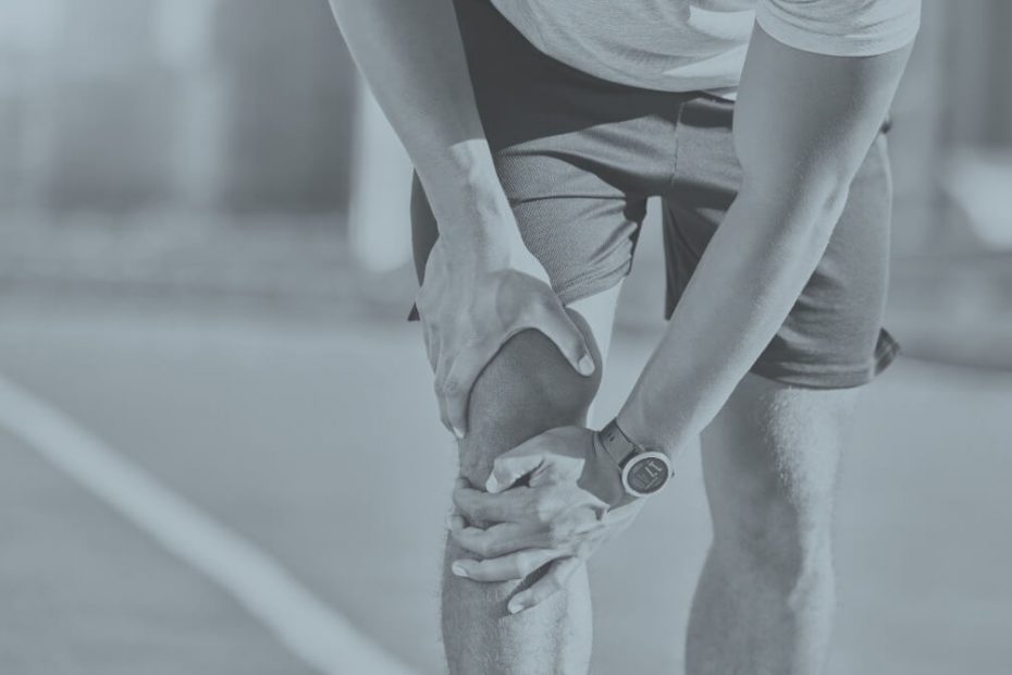 Sportler hält sich das Knie nach einem Kreuzbandriss