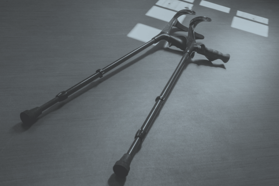 Gehstützen liegen auf dem Boden, Patient läuft nach Kreuzband-OP wieder ohne Stützen